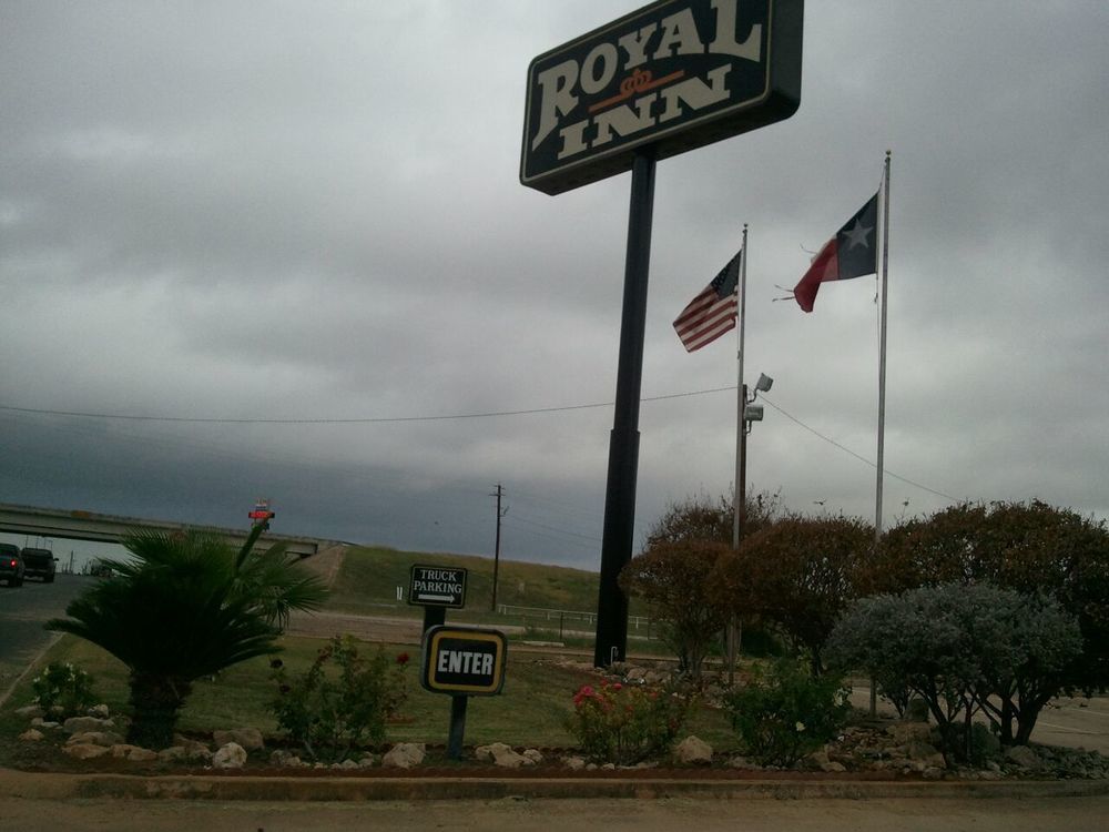 Royal Inn Pearsall Exterior photo